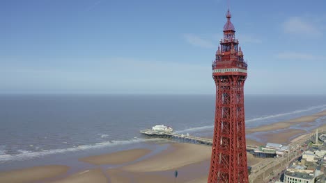 Imágenes-Aéreas,-Vista-De-Drones,-De-La-Famosa-Torre-De-Blackpool-Y-La-Playa-Desde-El-Cielo-En-Un-Hermoso-Día-De-Verano-En-Uno-De-Los-Destinos-De-Vacaciones-Más-Populares-De-Gran-Bretaña,-Atracciones-Turísticas-Junto-Al-Mar