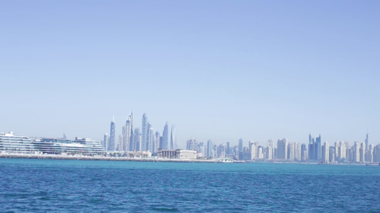 Skyline di Dubai dall'acqua