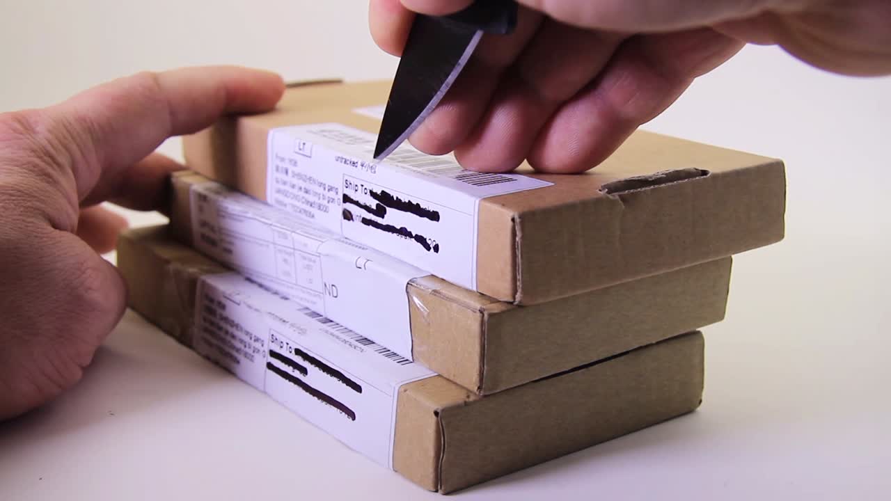 칼로 소포 개봉