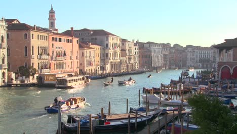 os belos canais de veneza italia