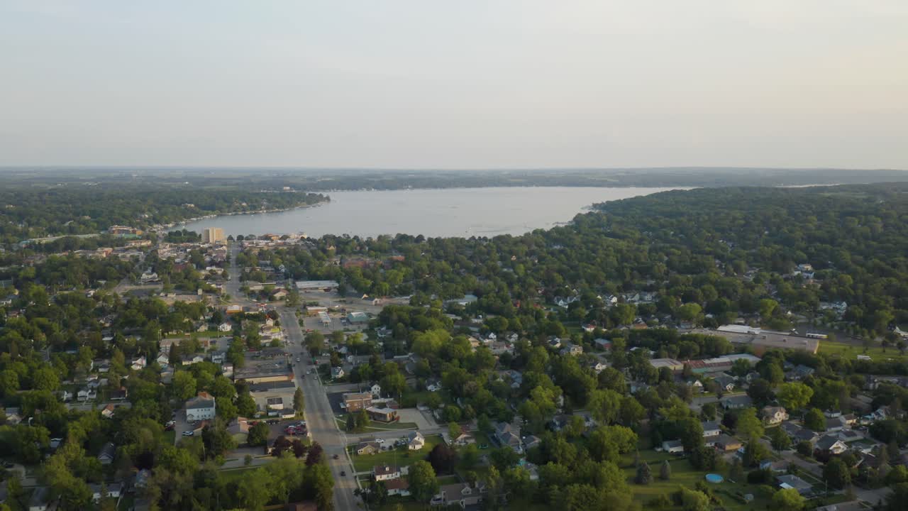 vista aérea del lago de ginebra, wisconsin. revelación de retroceso