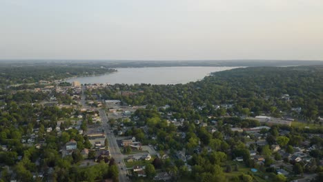 Vista-Aérea-Del-Lago-De-Ginebra,-Wisconsin.-Revelación-De-Retroceso