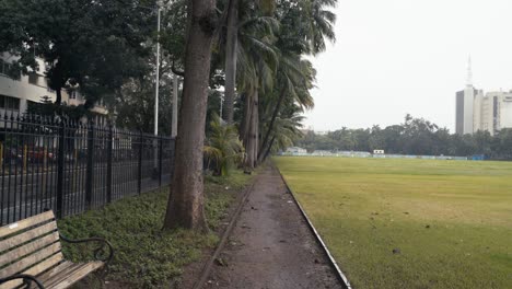 Patio-De-Recreo-Tranquilo-Y-Vacío-De-Maidan-Oval-Durante-La-Pandemia-Mundial-De-Coronavirus-En-El-Sur-De-Mumbai,-India