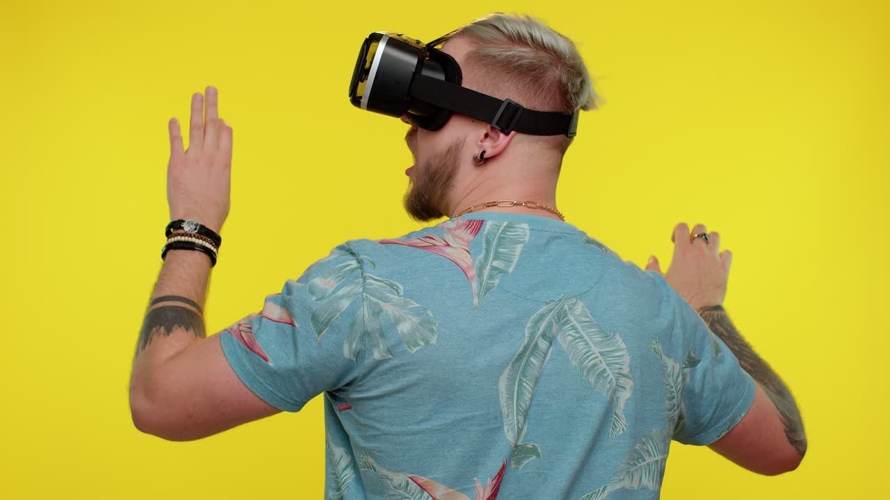 hombre usando auriculares de realidad virtual