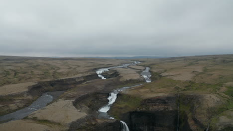 Vista-De-Drones-Del-Río-Fosa-Que-Fluye-En-El-Valle-De-Landmannalaugar-En-El-Sur-De-Islandia.-Vista-Aérea-Superior-De-La-Cascada-Haifoss,-Una-De-Las-Cascadas-Islandesas-Más-Famosas.-Destino-De-Viaje.-Belleza-En-La-Tierra