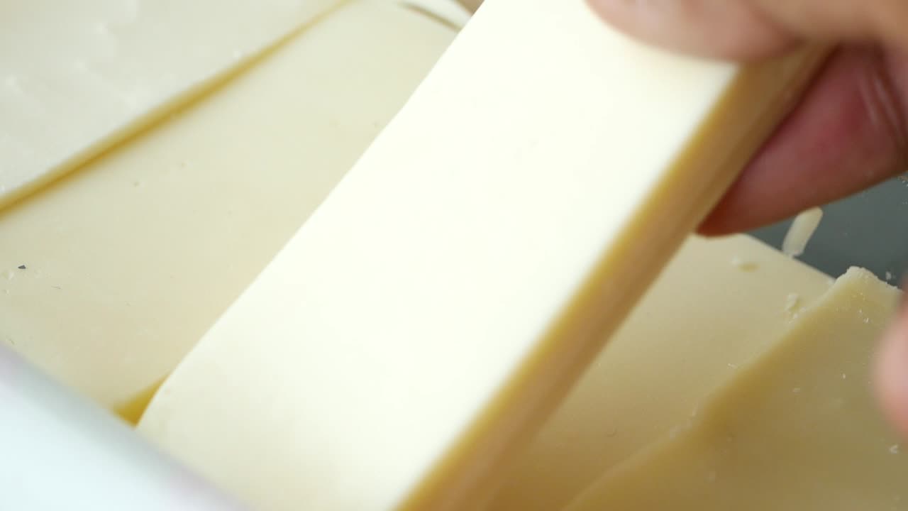 cierre de rebanadas de queso procesado en un paquete