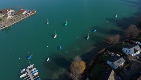 spiez en el lago thun en suiza, aguas tranquilas con barcos, vista aérea