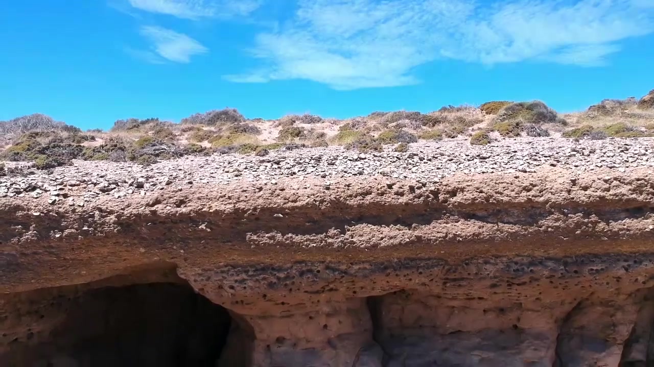 Riprese aeree del deserto della Patagonia, scogliera e misteriosa grotta sulla spiaggia nella Penisola di Valdés 2