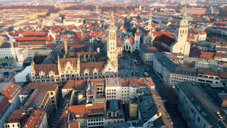 fotografía aérea de la plaza marienplatz mary con el ayuntamiento en múnich durante la puesta de sol dorada, alemania