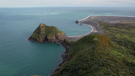 Vista-Panorámica-De-La-Isla-Paratutae-Junto-A-La-Playa-Whatipu-En-Auckland,-Nueva-Zelanda