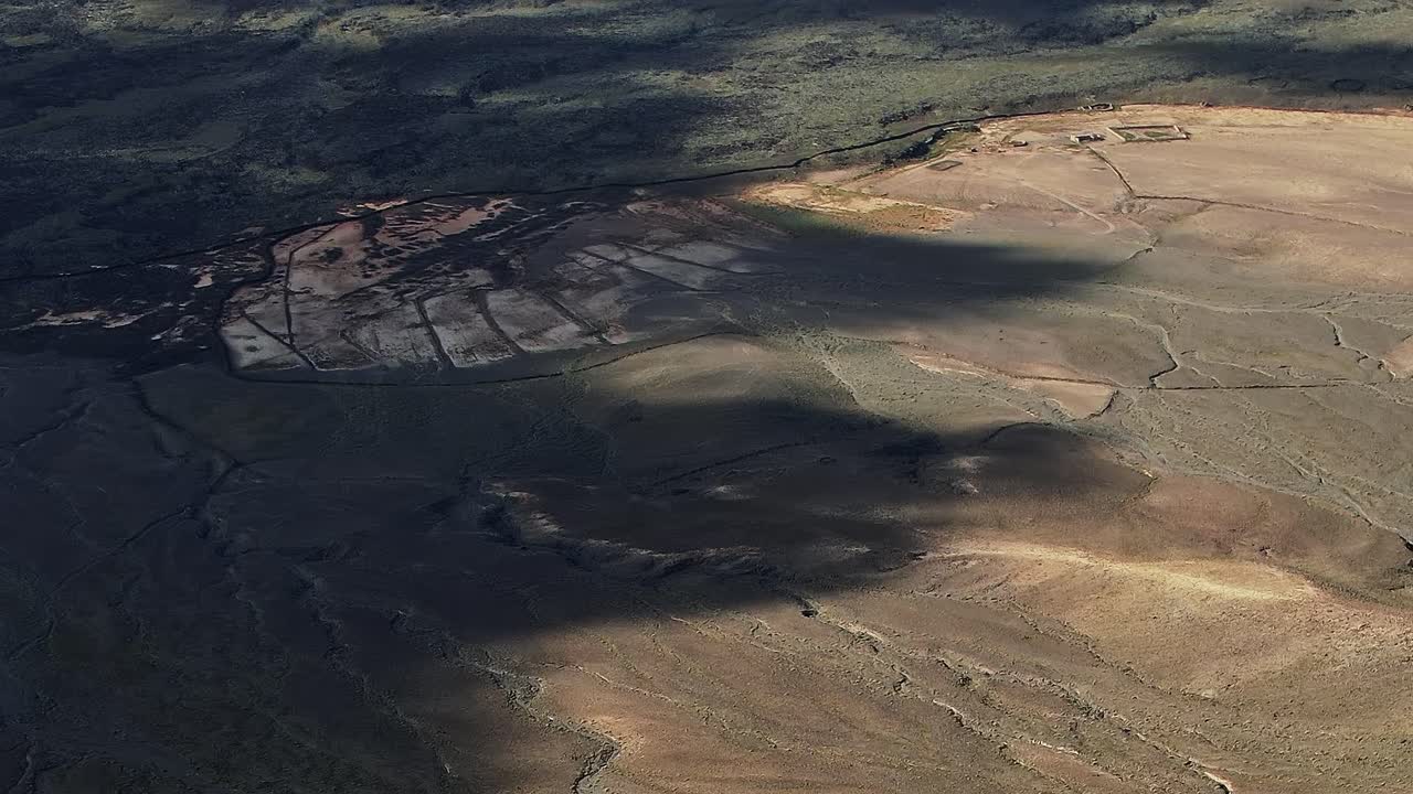 Vista aérea da paisagem de Fuerteventura com campos e sombras