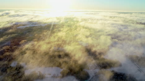 Hermosa-Vista-Aérea-De-La-Capa-De-Nubes-En-El-Cielo-Por-La-Mañana-Con-La-Luz-Del-Sol-Cayendo-Sobre-Ellas