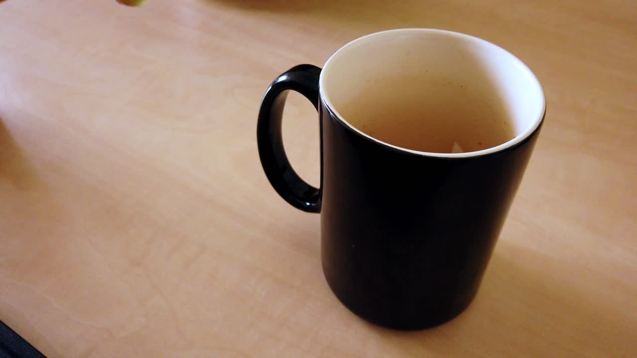 no puedo esperar para tomar té, así que la bolsita de té se tira en la taza de té