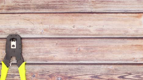 las herramientas de construcción y de trabajo desaparecen de la mesa de trabajo de madera - detenga el movimiento