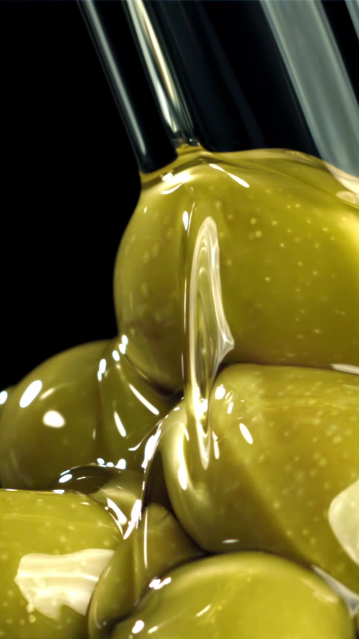Primo piano al rallentatore di olio d'oliva che cola su olive verdi