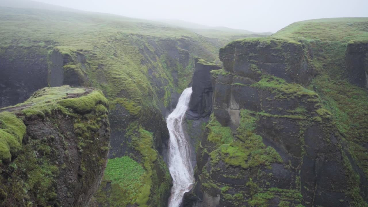 cañón verde temperamental y río en islandia - cámara lenta