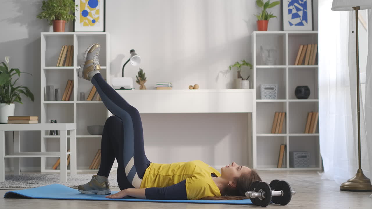 la mujer está haciendo ejercicio físico para una buena salud del cuerpo y perder peso manteniendo una figura delgada acondicionamiento físico en el hogar los fines de semana