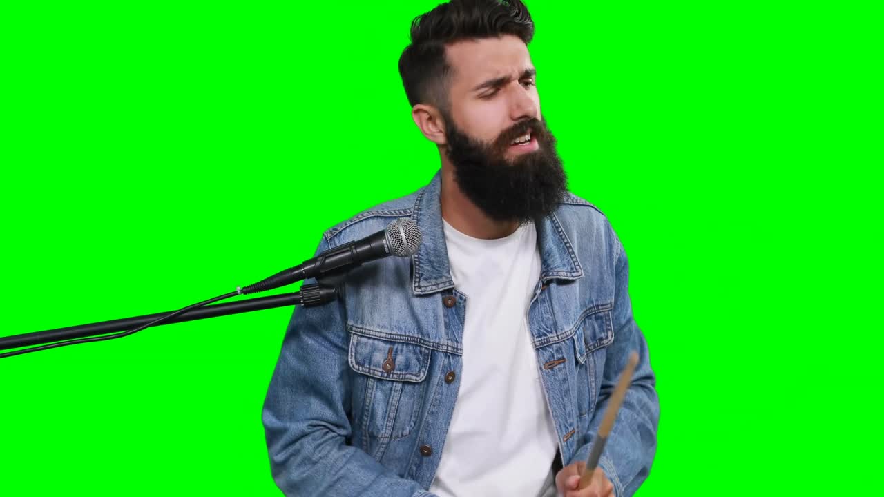 batería masculino tocando el tambor