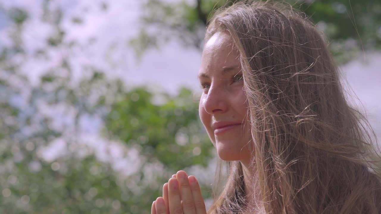 젊은 백인 여자는 야외에서 명상, 슬로우 모션을 닫습니다