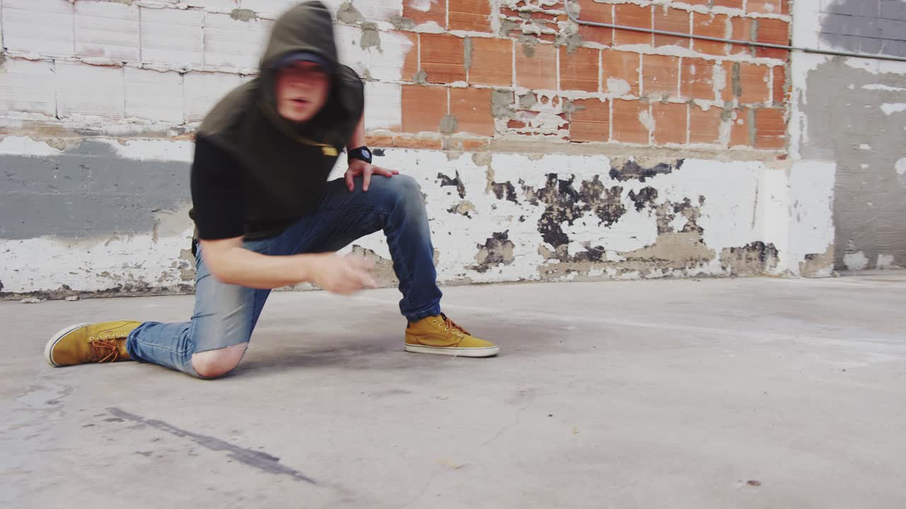 ángulo bajo de los pies de los bailarines de hip hop moviéndose