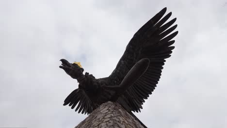 Enorme-Escultura-De-Pájaro-Mitológico,-Llamada-Turul-Como-Patrimonio-Nacional-De-Hungría-Desde-Abajo-En-Tatabanya