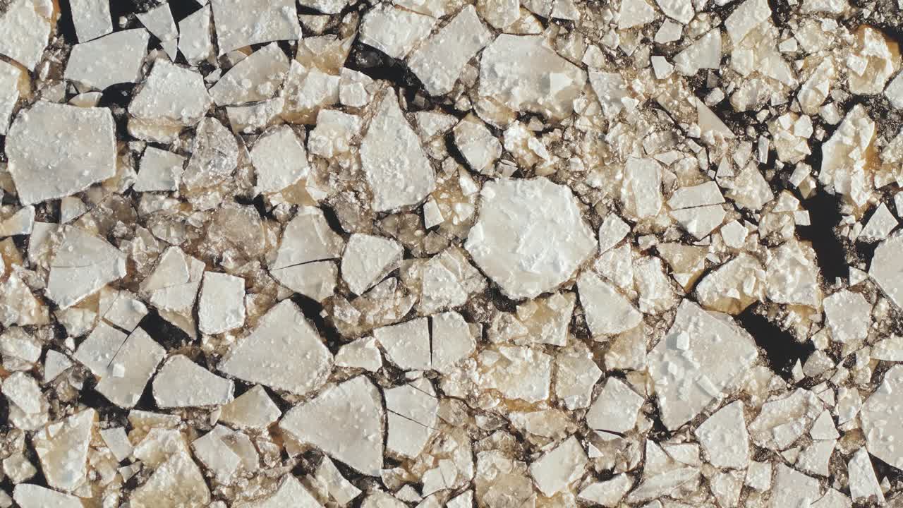 바다에 떠 있는 금이 간 빙원의 공중 비행