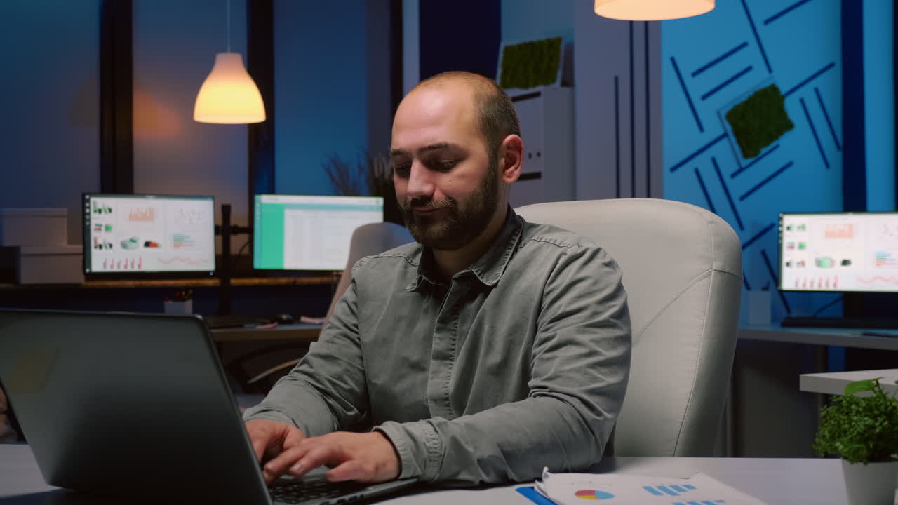 Esaurito imprenditrice digitando statistiche economiche sul laptop