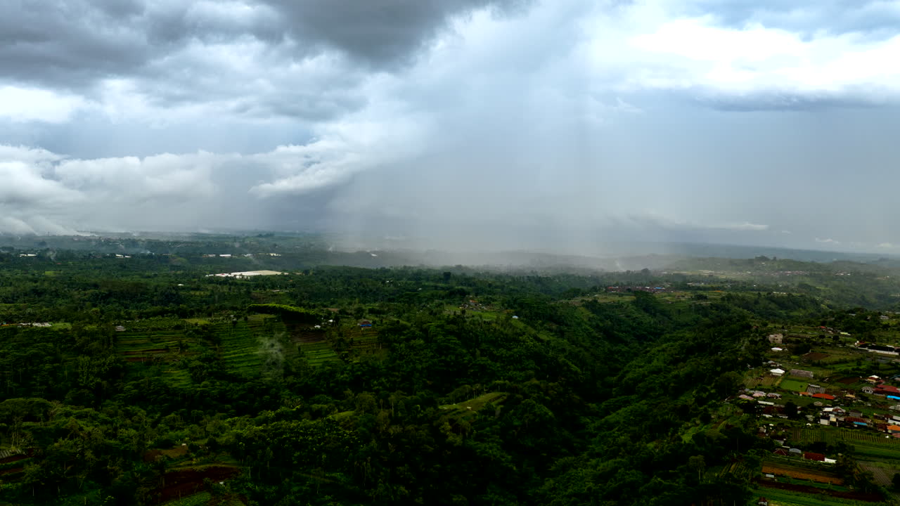 인도네시아 발리의 초록색과 울창한 산, 비가 오는 날