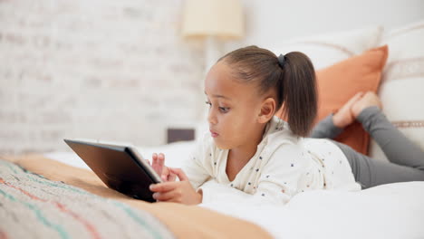 tableta digital, relajarse y niño en la cama jugando