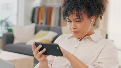 conmocionada, sorprendida y asombrada mujer con teléfono