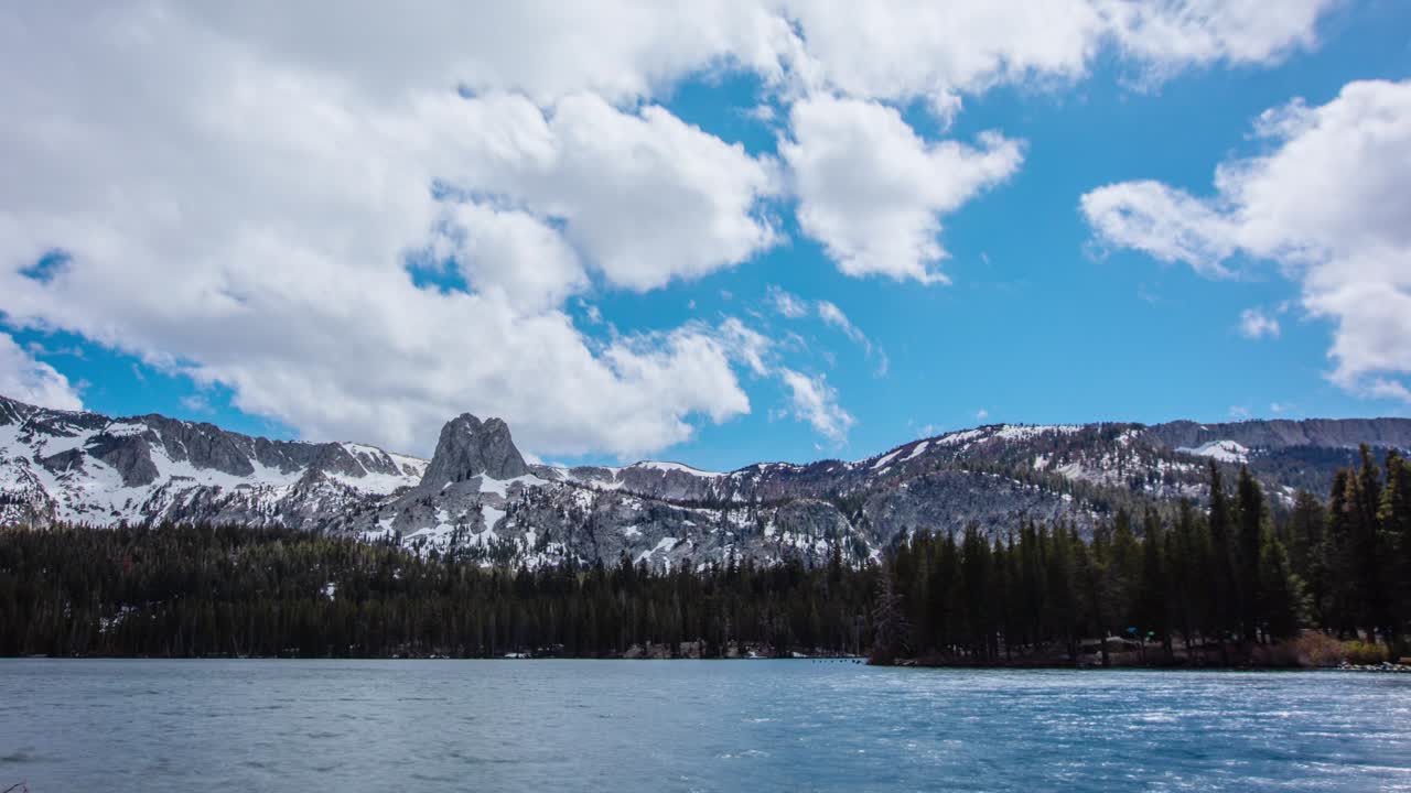 lapso de tiempo - hermoso paisaje de nubes moviéndose sobre la cordillera y el lago