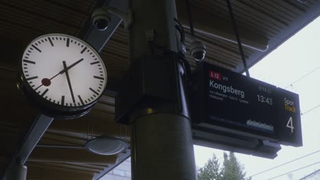 oslo central train station terminal clock