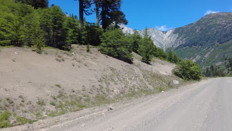 Eine-Malerische-Bergstraße,-Die-Die-Unvergleichliche-Schönheit-Der-Natur-Offenbart