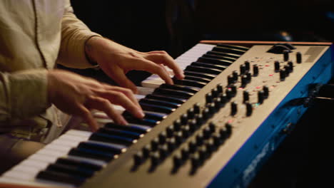 artista talentoso actuando en la sala de control en el estudio y grabando música