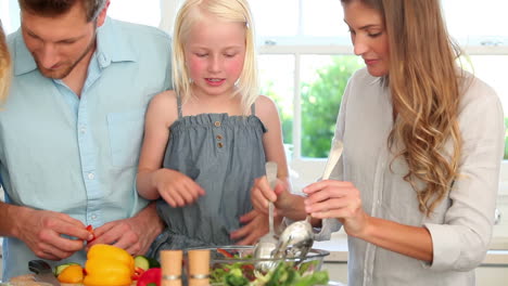 Familia-Trabajando-Juntos-Para-Preparar-Una-Ensalada