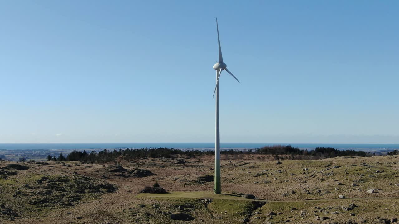 turbina eólica, energía de energía alternativa, vista aérea de drones de cuchillas giratorias y horizonte marino