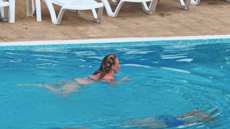 mujer nadando en la piscina