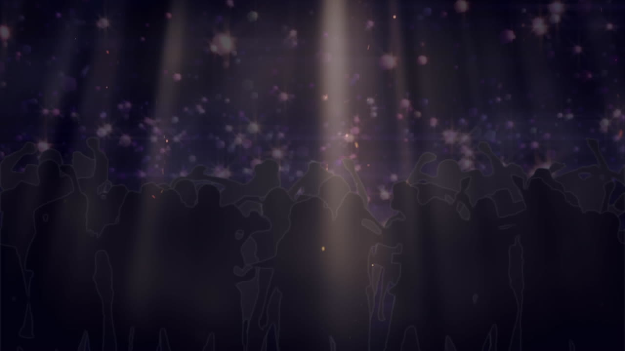 踊る観客の頭上に広がる、ライトプロジェクションとスポットライトのアニメーション。