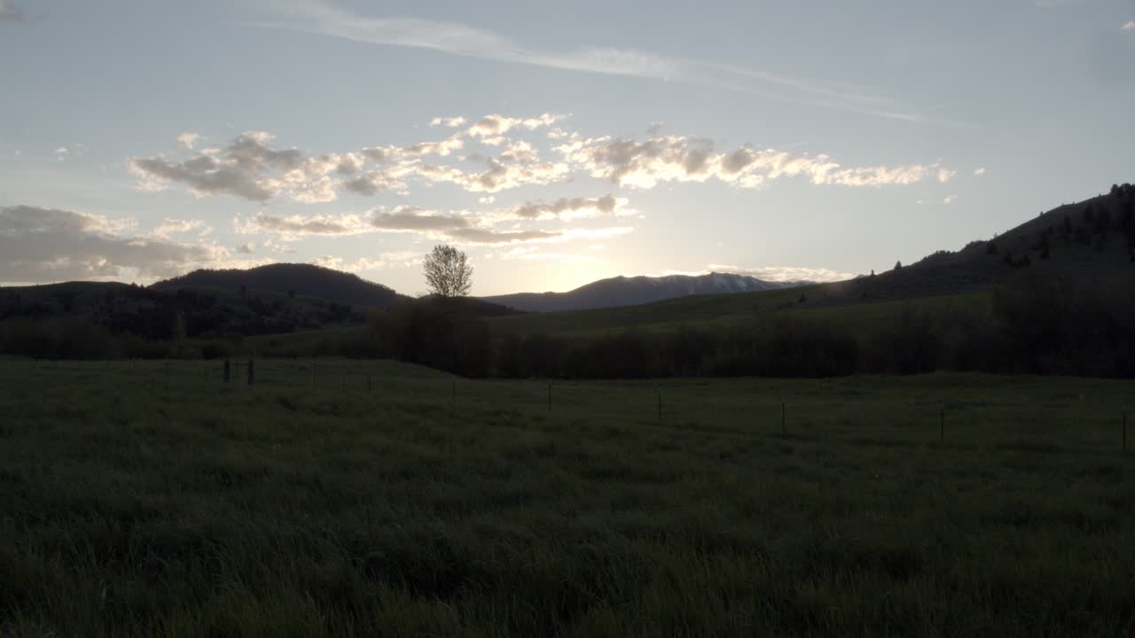 일몰 동안 하늘과 언덕의 저녁 전망