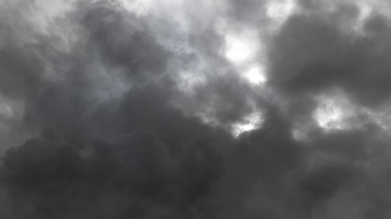 nubes grises oscuras acercándose con una tormenta dentro
