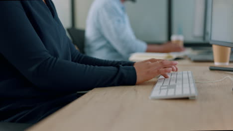 computadora, manos y mujer escribiendo en un teclado