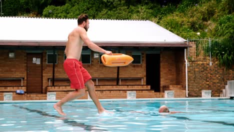 Salvavidas-Rescatando-A-Un-Hombre-Mayor-De-La-Piscina.