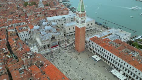 Antena-De-4k-De-San-Marco,-El-Puente-De-Rialto-Y-Los-Canales-En-Venecia,-Italia-En-Un-Día-Nublado-15