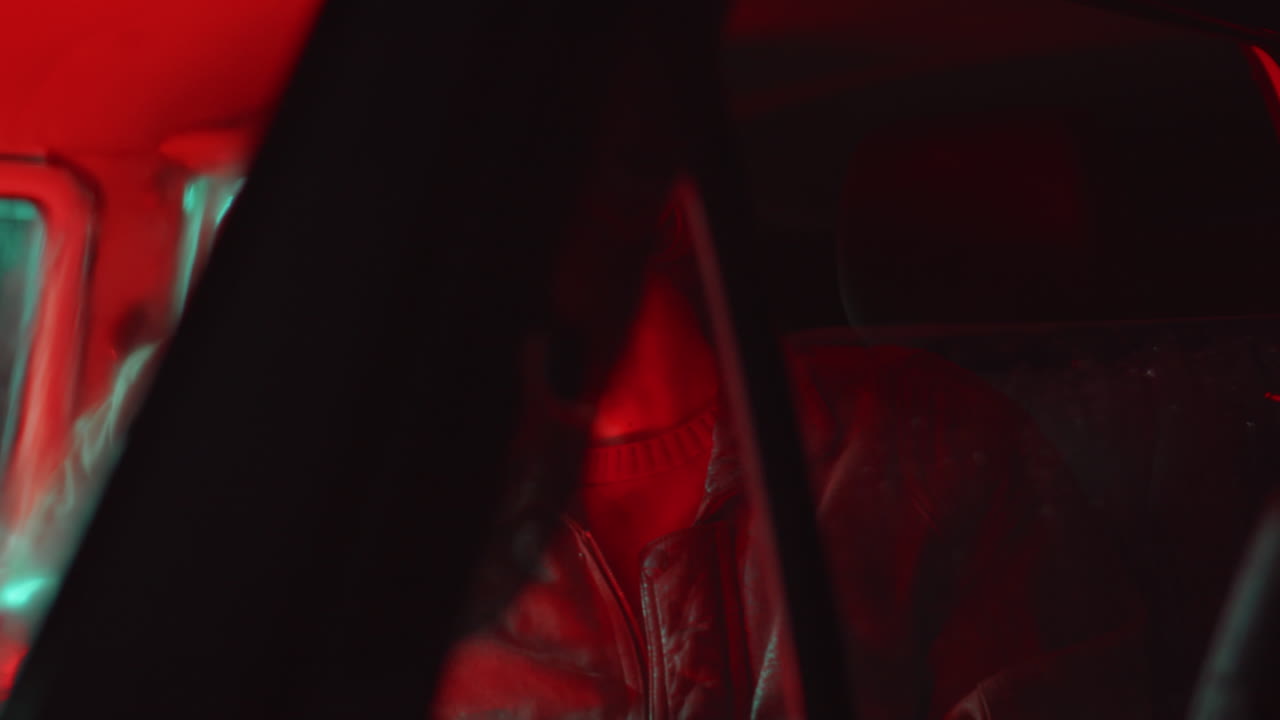 pareja romántica vinculándose y hablando en el coche con luz roja