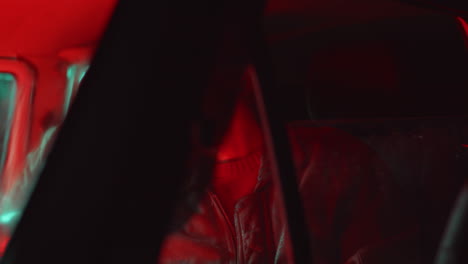 pareja romántica vinculándose y hablando en el coche con luz roja