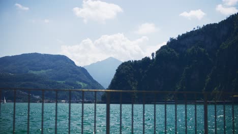 punto de vista de mirar por encima del riel hacia el mar-hergiswil suiza montañas en 4k