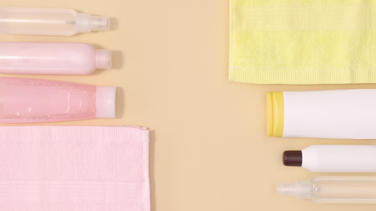 수건과 함께 웰니스 스파 미용 제품은 복사 공간과 함께 베이지 바탕에 왼쪽과 오른쪽에 이동합니다.