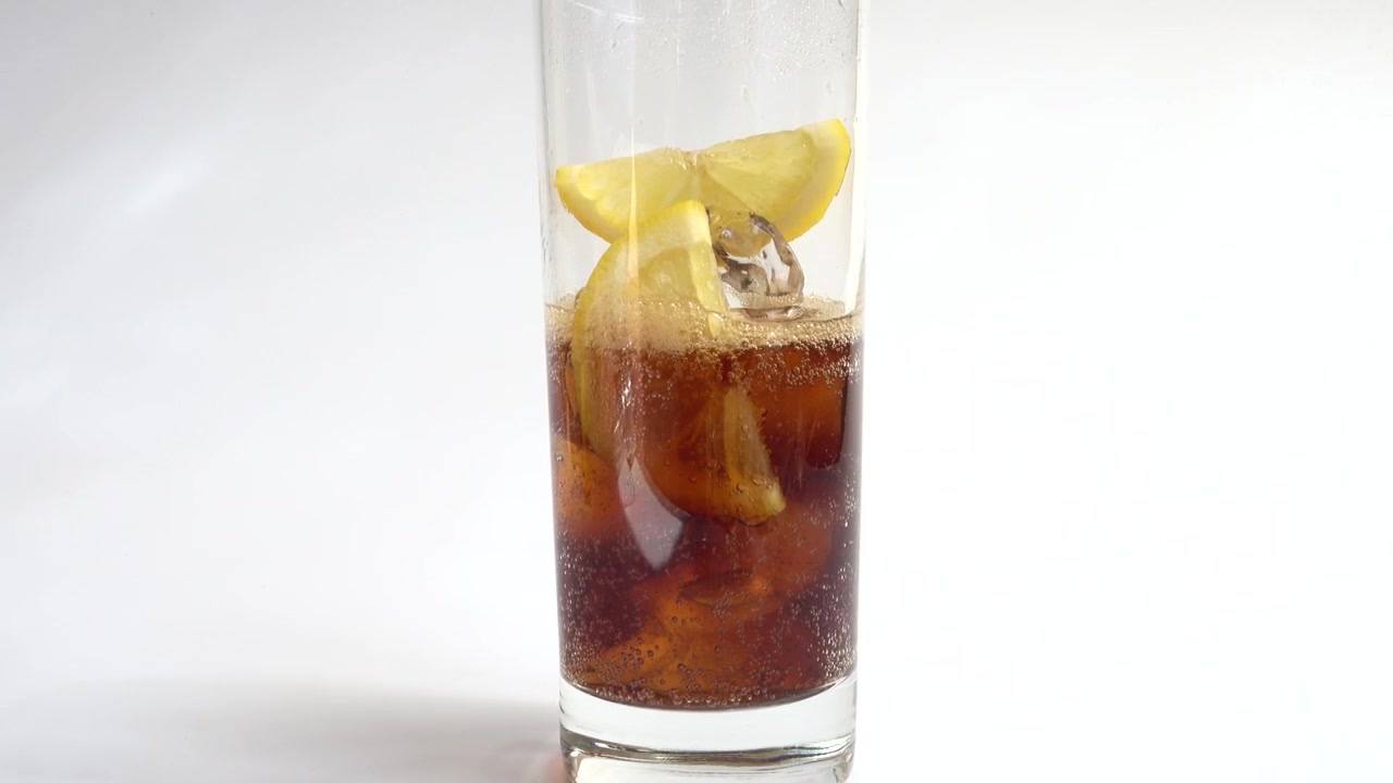 Preparazione di Coca-Cola con ghiaccio e limone