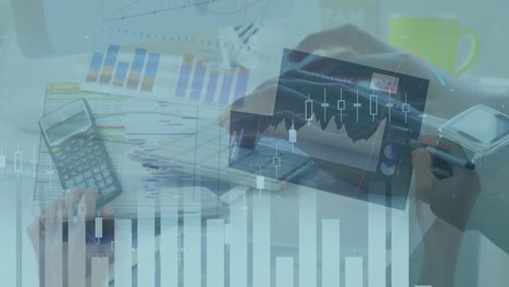 animación del procesamiento de datos financieros sobre una mujer escribiendo en el teclado de la computadora