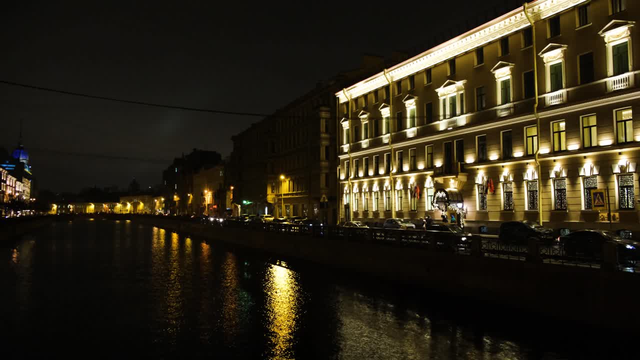 밤에 세인트 페테르부르크 운하